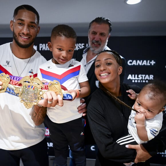 Estelle Mossely dévoile son astuce pour gérer sa carrière
 
Tony Yoka, sa femme Estelle Yoka Mossely et leurs deux enfants Ali et Magomed (dans les bras d' Estelle) - Conférence de presse à la veille du combat "La Conquete – Tony Yoka Vs Johann Duhaupas" à Paris La Défense Arena à Nanterre. © JB Autissier / Panoramic / Bestimage