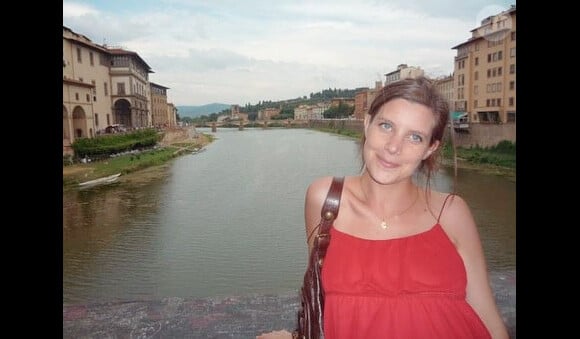 La première date d'il y a 15 ans. Elle apparaît en robe rouge à Florence.
Camille Grenu, journaliste de Franceinfo.