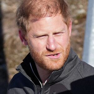 Et notamment de son cancer. 
Le prince Harry fait du skeleton sous les yeux de Meghan Markle lors d'une visite au camp d'entrainement des athlètes des Invictus Games 2024 à Whistler en Colombie Britannique le 15 février 2024. 