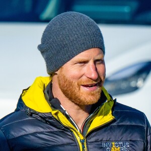 S'il n'a pas évoqué l'origine de la maladie, il a admis qu'elle pouvait resserrer les liens familiaux
Le prince Harry fait du skeleton sous les yeux de Meghan Markle lors d'une visite au camp d'entrainement des athlètes des Invictus Games à Whistler en Colombie Britannique.