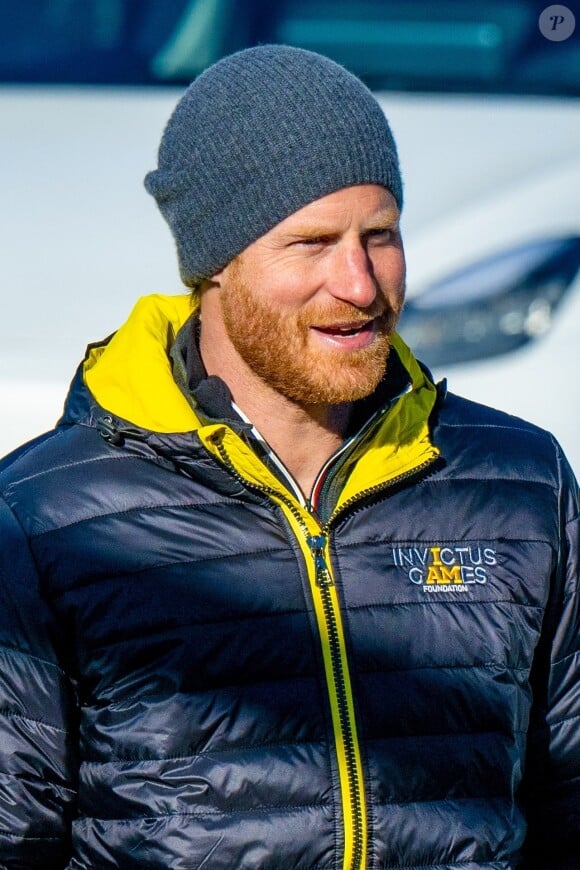 S'il n'a pas évoqué l'origine de la maladie, il a admis qu'elle pouvait resserrer les liens familiaux
Le prince Harry fait du skeleton sous les yeux de Meghan Markle lors d'une visite au camp d'entrainement des athlètes des Invictus Games à Whistler en Colombie Britannique.