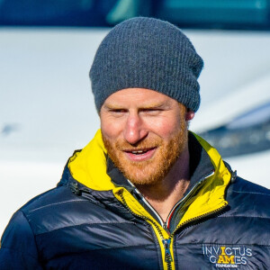 Le prince Harry fait du skeleton sous les yeux de Meghan Markle lors d'une visite au camp d'entrainement des athlètes des Invictus Games 2024 à Whistler en Colombie Britannique le 15 février 2024. 