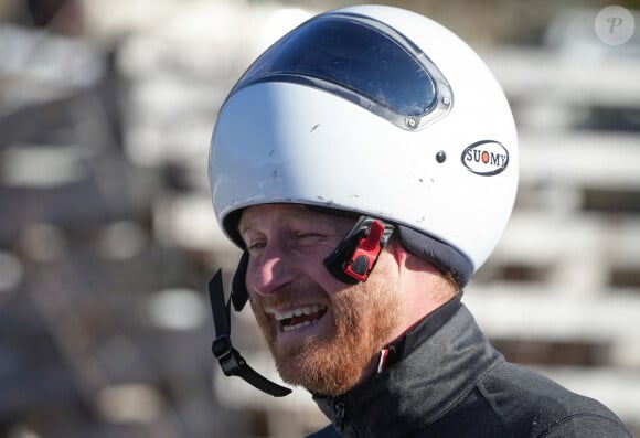 Le prince Harry fait du skeleton sous les yeux de Meghan Markle lors d'une visite au camp d'entrainement des athlètes des Invictus Games 2024 à Whistler en Colombie Britannique le 15 février 2024.