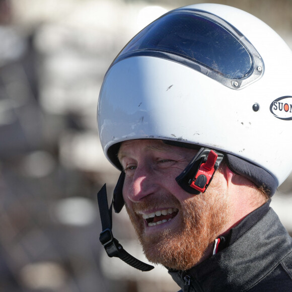 Le prince Harry fait du skeleton sous les yeux de Meghan Markle lors d'une visite au camp d'entrainement des athlètes des Invictus Games 2024 à Whistler en Colombie Britannique le 15 février 2024.