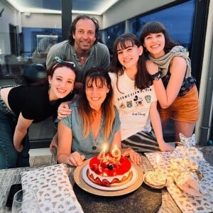 Des instants de pur bonheur.
La famille de Philippe et Olivia Candeloro réunie pour l'anniversaire de la maman, Olivia Candeloro