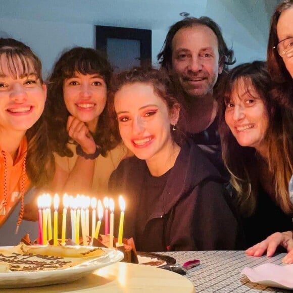 Aujourd'ui, il est père de famille.
Philippe et Olivia Candeloro aux anges pour l'anniversaire de l'une de leurs trois filles, Maya