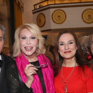 Exclusif -  Jeanne Perrin, Atmen Kelif, Amanda Lear et Marie Parouty avec leur metteur en scène Raymond Acquaviva - Cocktail à la suite de la générale de la pièce " L'argent de la vieille " au Théâtre Libre à Paris, France. Le 15 Février 2024. © Bertrand Rindoff / Bestimage 