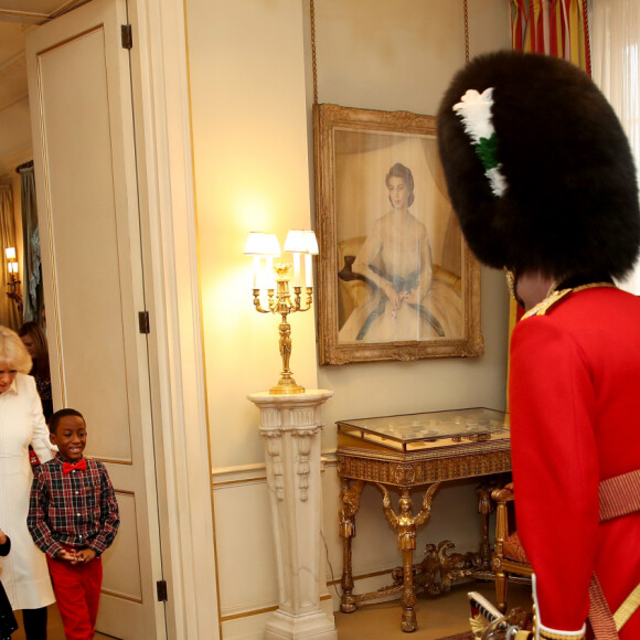 Camilla Parker-Bowles participe à la décoration de Noël de Clarence House avec des enfants du centre Helen & Douglas à Londres le 13 décembre 2017. 