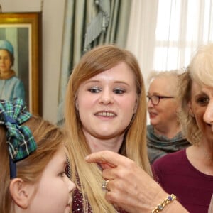 Camilla Parker-Bowles participe à la décoration de Noël de Clarence House avec des enfants du centre Helen & Douglas à Londres le 13 décembre 2017. 