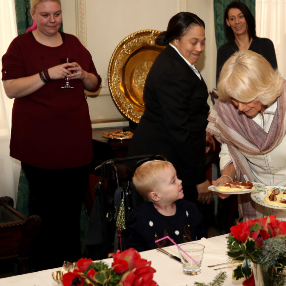 Camilla Parker-Bowles participe à la décoration de Noël de Clarence House avec des enfants du centre Helen & Douglas à Londres le 13 décembre 2017. 