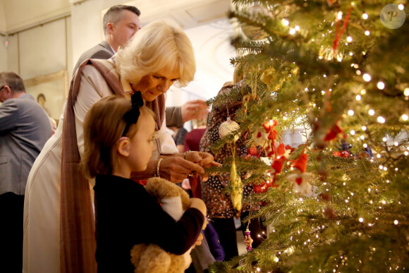Camilla Parker-Bowles participe à la décoration de Noël de Clarence House avec des enfants du centre Helen & Douglas à Londres le 13 décembre 2017. 