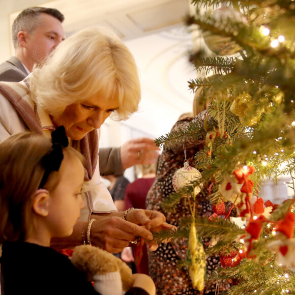Camilla Parker-Bowles participe à la décoration de Noël de Clarence House avec des enfants du centre Helen & Douglas à Londres le 13 décembre 2017. 