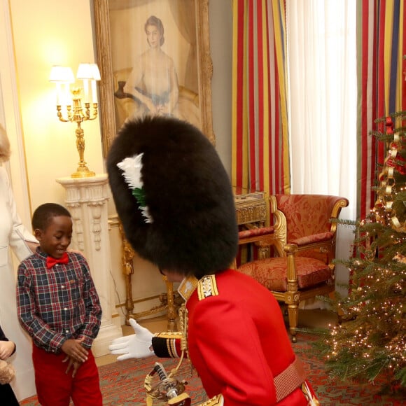 Camilla Parker-Bowles participe à la décoration de Noël de Clarence House avec des enfants du centre Helen & Douglas à Londres le 13 décembre 2017. 