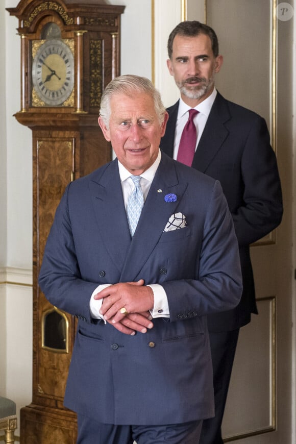 Le roi Felipe VI d'Espagne, et le prince Charles, prince de Galles à la Clarence House à Londres, le 12 juillet 2017. 