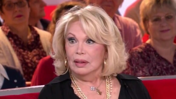 Dans Vivement dimanche, Amanda Lear a révélé face à Michel Drucker qu'elle pensait définitivement arrêter le théâtre après un problème de santé au niveau de son coeur.