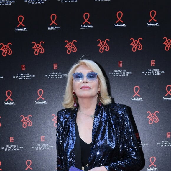 Amanda Lear - Photocall de la 20ème édition du dîner de la Mode du Sidaction, "Annees Palace" au Pavillon Cambon Capucines à Paris le 6 juillet 2023. Ce dîner signe la clôture des défilés de la Semaine de la Haute Couture à Paris. Cette édition sera l'occasion de célébrer les vingt ans de cet événement incontournable au profit de la lutte contre le sida. Le Chef Y. Alléno, chef trois étoiles au Guide Michelin, signe le menu de la 20ème édition de ce dîner de gala. Grâce à la mobilisation des personnalités de la mode, du cinéma et des médias, le Dîner de la mode avait permis de collecter 726 000 euros en faveur de la lutte contre le VIH/sida en 2022. Sidaction peut ainsi renforcer son action en faveur des programmes de recherche scientifique, médicale et de prévention du VIH et des associations d'aide aux personnes vivant avec le VIH en France et à l'international. Depuis 2003, le Dîner de la Mode a permis de collecter plus de onze millions d'euros. Plus que jamais, nous devons rester mobilisés pour faire reculer l'épidémie de VIH. © Rachid Bellak/Bestimage 