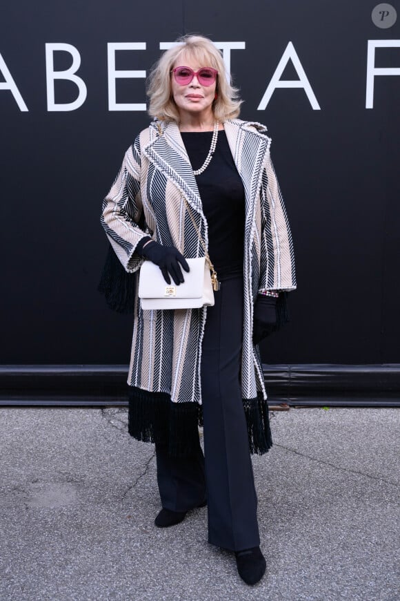 Amanda Lear - Les célébrités au défilé "Elisabetta Franchi" prêt-à-porter automne-hiver 2023/2024 lors de la Fashion Week de Milan (MFW), le 25 février 2023. 
