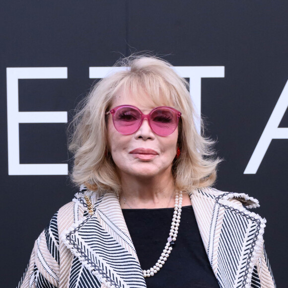 Amanda Lear - Les célébrités au défilé "Elisabetta Franchi" prêt-à-porter automne-hiver 2023/2024 lors de la Fashion Week de Milan (MFW), le 25 février 2023. 