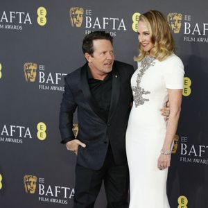S'il avait fait le déplacement en fauteuil roulant jusqu'au Royal Festival Hall de Londres, c'est parce que Michael J. Fox était investi d'une mission très spéciale.
Michael J. Fox et son épouse Tracy Pollan - 77e cérémonie des British Academy of Film and Television Arts Awards au Royal Festival Hall de Londres. Le 18 février 2024.
