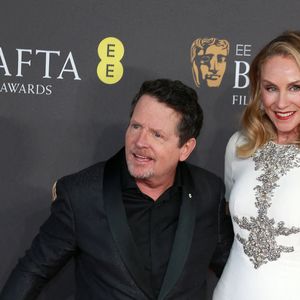 Il ne revenait ni du passé, ni du futur.
Michael J. Fox et son épouse Tracy Pollan - cérémonie des British Academy of Film and Television Arts Awards au Royal Festival Hall de Londres.