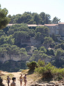MAISON DE STARS : Fort de Brégançon, la résidence d'été des Macron, une maison bourgeoise sans grand luxe décryptée