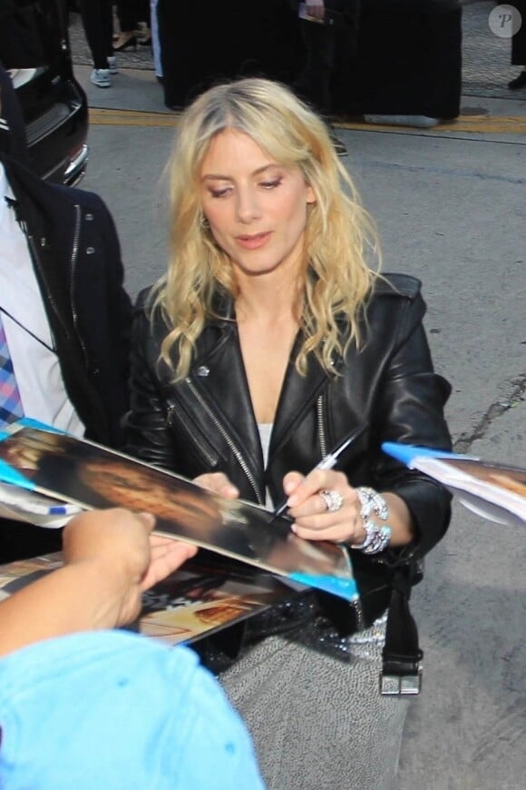 Melanie Laurent signe des autographes lors de la première du film "Murder Mystery 2" à Los Angeles, le 28 mars 2023. 