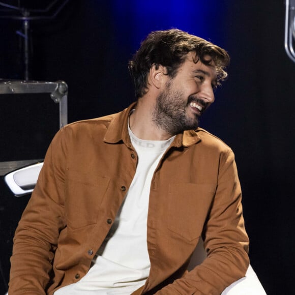 Le mari de Laure Manaudou a alors montré avec humour l'ambiance chez lui avec 2 garçons âgés de 6 et 3 ans
Exclusif - Jérémy Frerot et sa femme Laure Manaudou - Backstage - Enregistrement de l'émission "La Chanson secrète 11" à Paris, diffusée le 24 juin sur TF1. Le 15 janvier 2022 © Cyril Moreau / Bestimage