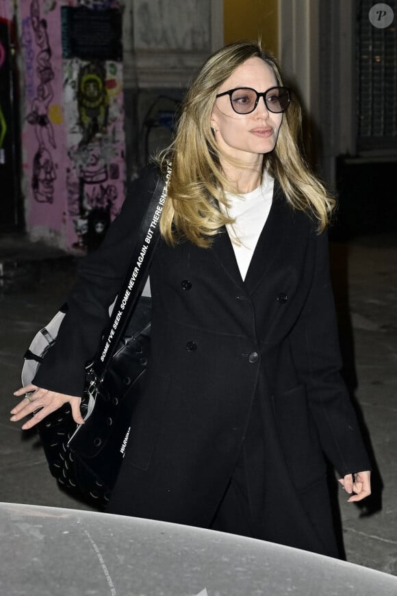 Angelina Jolie quitte les locaux de son usine de mode - New York.