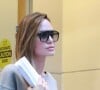 Car elle semble avoir décidé d'éclaircir ses cheveux depuis un certain temps
Angelina Jolie sort de l'appartement d'une amie, Los Angeles.