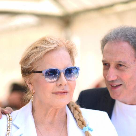 Exclusif - Sylvie Vartan, Michel Drucker - Festival des Livres et des Artistes organisé par l'association "Lecture pour Tous" engagée dans la lutte contre l'illettrisme au Mail Branly à Paris le 3 juillet 2022. © Pierre Perusseau / Jack Tribeca / Bestimage