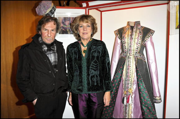 Le styliste Claude Montana et Isabelle de Borchgrave - Vernissage de l'exposition "Baba Yaga, le papier et ses sortilèges" à la galerie Passebon à Paris