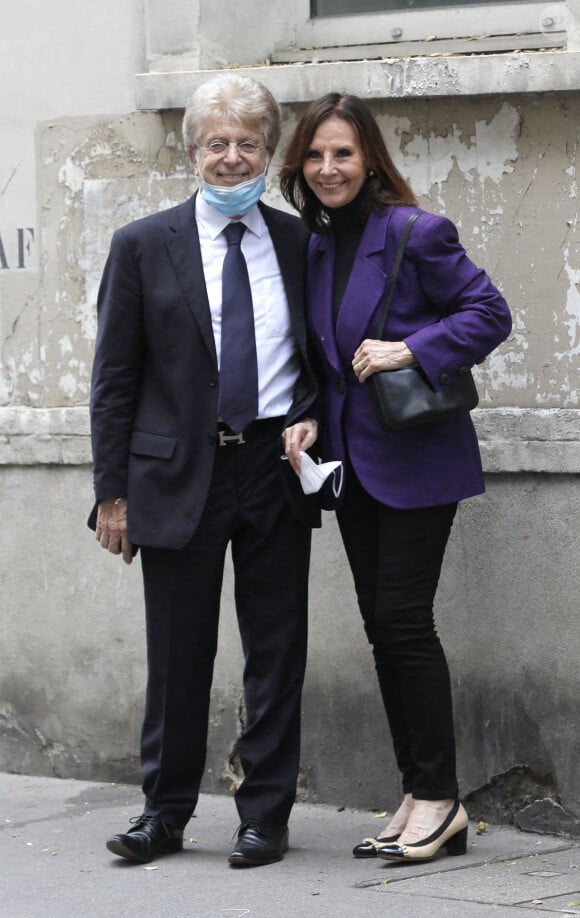 Denise Fabre et son mari Francis Vandenhende à la sortie des obsèques de la journaliste Jacqueline Caurat (officier de l'ordre national du Mérite) en l'église Notre-Dame de l'Assomption de Passy à Paris, France, le 2 juin 2021.
