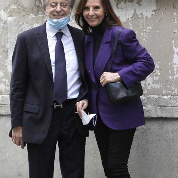 Denise Fabre et son mari Francis Vandenhende à la sortie des obsèques de la journaliste Jacqueline Caurat (officier de l'ordre national du Mérite) en l'église Notre-Dame de l'Assomption de Passy à Paris, France, le 2 juin 2021.
