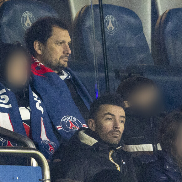 Et passer un moment père-fils privilégié. 
Eric Antoine - People dans les tribunes du match de Ligue 1 Uber Eats "PSG-Rennes" (1-1) au Parc des Princes à Paris le 25 février 2023. © Cyril Moreau/Bestimage 