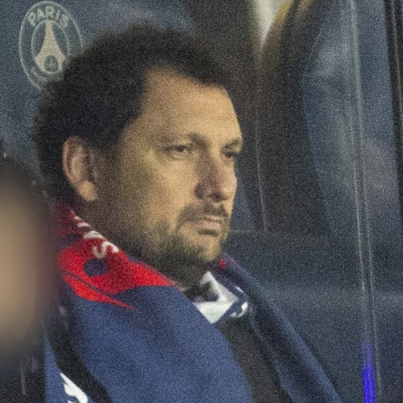 Eric Antoine et son fils sont venus soutenir le PSG. 
Eric Antoine - People dans les tribunes du match de Ligue 1 Uber Eats "PSG-Rennes" (1-1) au Parc des Princes à Paris. © Cyril Moreau/Bestimage