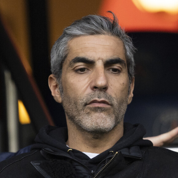 ... tout comme Ary Abittan, circonspect. 
Ary Abittan - People dans les tribunes du match de Ligue 1 Uber Eats "PSG-Rennes" (1-1) au Parc des Princes à Paris le 25 février 2023. © Cyril Moreau/Bestimage 