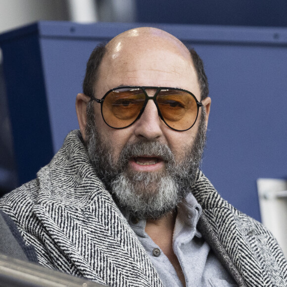 Kad Merad - People dans les tribunes du match de Ligue 1 Uber Eats "PSG-Rennes" (1-1) au Parc des Princes à Paris le 25 février 2023. © Cyril Moreau/Bestimage 