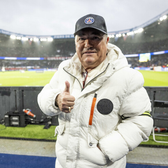 Le réalisateur Fabien Onteniente a filmé pendant le match de Ligue 1 Uber Eats "PSG-Rennes" (1-1) au Parc des Princes à Paris, quelques séquences de son prochain film, qui s'intitulera " 4 Zéros " avec l'acteur Mamadou Haïdara le 25 février 2024. Il n'est pas venu en simple spectateur, mais avec deux caméras. Fabien Onteniente a assisté à la rencontre entre le PSG et Rennes au Parc des Princes (Paris XVIe) pour tourner les toutes premières images de sa prochaine comédie, " 4 Zéros ". Prévu en salles pour 2025, ce long-métrage est la suite de " 3 Zéros ", qui avait attiré 1,2 million de spectateurs en 2002. Le réalisateur de 65 ans était au Parc pour filmer l'un de ses comédiens, Mamadou Haïdara, sortant du couloir qui donne sur la pelouse, puis s'échauffant avec, en arrière-plan donc, les vrais joueurs du PSG en train de disputer leur rencontre. Treizième film de Fabien Onteniente (après " Camping ", " Disco ", " Turf "...), " 4 Zéros " racontera l'histoire de Kidane, un jeune Comorien qui a quitté sa famille pour traverser la Méditerranée. Repéré lors du défi de la " Lucarne d'Évry " par Manu, un fils de restaurateurs en galère qui espère découvrir le nouveau Mbappé, Kidane va vite être convoité par d'autres recruteurs... " C'est la success story d'un gamin qui rêve de devenir une star du PSG ", explique Fabien Onteniente, qui a cosigné son scénario avec A. Fourlon, le coscénariste de " Chasse gardée ". S. Bugsy, D. Bourdon et... G. Roux Comme l'a révélé le site d'information Satellifacts, on trouvera au casting de " 4 Zéros " I. Nanty, G. Lanvin ou le rappeur .Bugsy (qui jouaient déjà dans " 3 Zéros "), mais aussi D.Bourdon, Shy'm, Kaaris, Pa. Deby et JC Darmon. De nombreux invités sont annoncés, comme les anciens entraîneurs Rolland Courbis et Guy Roux. Les footballeurs David Ginola, O. Giroud et P. Kimpembe feront aussi des apparitions. Le rôle principal, celui de Kidane, sera tenu par Mamadou Haïdara, 19 ans, qui incarne la version jeune du personnage joué par O. Sy dans " Lupin " sur Netflix. Fabien Onteniente poursuivra ensuite le tournage de sa comédie à partir du 4 mars entre Paris et Reims. Grâce à un partenariat avec le PSG, il pourra poser ses caméras dans les installations du Parc des Princes et dans le centre d'entraînement du PSG à Poissy (Yvelines). Abonné au PSG depuis 1974, le cinéaste, qui a grandi à Paris, est un immense fan du club de la capitale. Lui-même a beaucoup joué au foot dans sa jeunesse. " C'était le seul sport que tu pouvais faire sans avoir d'argent, avec un ballon pour 22 ! ", sourit-il. © Cyril Moreau/Bestimage