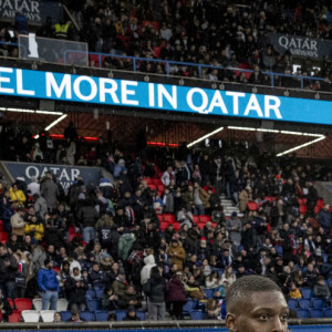 Le réalisateur Fabien Onteniente a filmé pendant le match de Ligue 1 Uber Eats "PSG-Rennes" (1-1) au Parc des Princes à Paris, quelques séquences de son prochain film, qui s'intitulera " 4 Zéros " avec l'acteur Mamadou Haïdara le 25 février 2024. Il n'est pas venu en simple spectateur, mais avec deux caméras. Fabien Onteniente a assisté à la rencontre entre le PSG et Rennes au Parc des Princes (Paris XVIe) pour tourner les toutes premières images de sa prochaine comédie, " 4 Zéros ". Prévu en salles pour 2025, ce long-métrage est la suite de " 3 Zéros ", qui avait attiré 1,2 million de spectateurs en 2002. Le réalisateur de 65 ans était au Parc pour filmer l'un de ses comédiens, Mamadou Haïdara, sortant du couloir qui donne sur la pelouse, puis s'échauffant avec, en arrière-plan donc, les vrais joueurs du PSG en train de disputer leur rencontre. Treizième film de Fabien Onteniente (après " Camping ", " Disco ", " Turf "...), " 4 Zéros " racontera l'histoire de Kidane, un jeune Comorien qui a quitté sa famille pour traverser la Méditerranée. Repéré lors du défi de la " Lucarne d'Évry " par Manu, un fils de restaurateurs en galère qui espère découvrir le nouveau Mbappé, Kidane va vite être convoité par d'autres recruteurs... " C'est la success story d'un gamin qui rêve de devenir une star du PSG ", explique Fabien Onteniente, qui a cosigné son scénario avec A. Fourlon, le coscénariste de " Chasse gardée ". S. Bugsy, D. Bourdon et... G. Roux Comme l'a révélé le site d'information Satellifacts, on trouvera au casting de " 4 Zéros " I. Nanty, G. Lanvin ou le rappeur .Bugsy (qui jouaient déjà dans " 3 Zéros "), mais aussi D.Bourdon, Shy'm, Kaaris, Pa. Deby et JC Darmon. De nombreux invités sont annoncés, comme les anciens entraîneurs Rolland Courbis et Guy Roux. Les footballeurs David Ginola, O. Giroud et P. Kimpembe feront aussi des apparitions. Le rôle principal, celui de Kidane, sera tenu par Mamadou Haïdara, 19 ans, qui incarne la version jeune du personnage joué par O. Sy dans " Lupin " sur Netflix. Fabien Onteniente poursuivra ensuite le tournage de sa comédie à partir du 4 mars entre Paris et Reims. Grâce à un partenariat avec le PSG, il pourra poser ses caméras dans les installations du Parc des Princes et dans le centre d'entraînement du PSG à Poissy (Yvelines). Abonné au PSG depuis 1974, le cinéaste, qui a grandi à Paris, est un immense fan du club de la capitale. Lui-même a beaucoup joué au foot dans sa jeunesse. " C'était le seul sport que tu pouvais faire sans avoir d'argent, avec un ballon pour 22 ! ", sourit-il. © Cyril Moreau/Bestimage