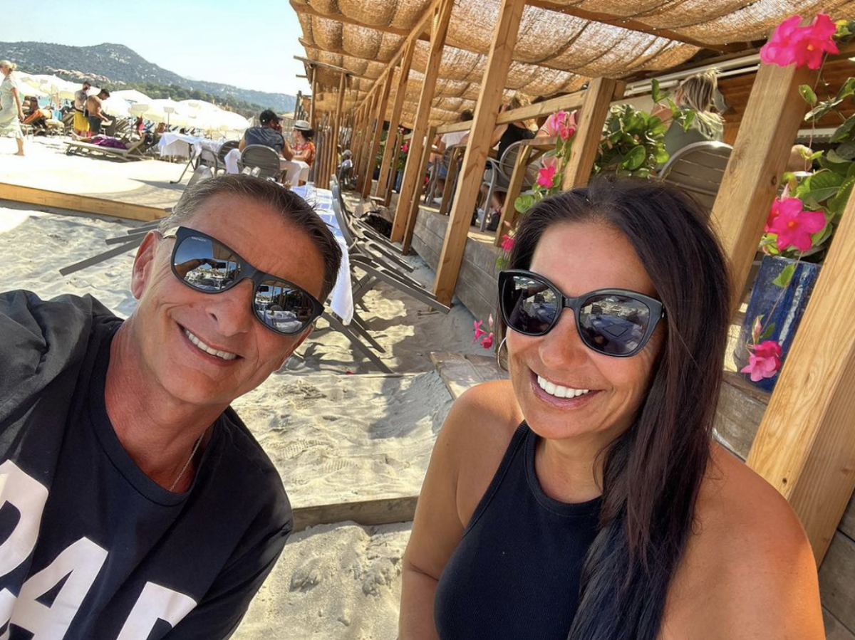 Photo : Comme il la déjà présentée, Marc Geiger forme un couple uni avec  une dénommée Magali Nicolin. Marc Geiger (Ça commence aujourdhui) pendant  ses vacances en Corse avec sa compagne Magali