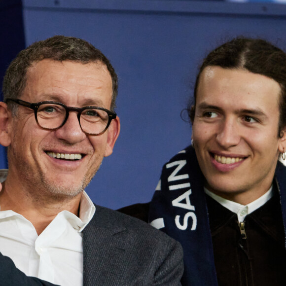 Dany Boon et ses fils Mehdi et Eytan - People dans les tribunes du match de Ligue des champions entre le PSG et le Borussia Dortmund (2-0) au Parc des Princes à Paris le 19 septembre 2023. © Cyril Moreau/Bestimage