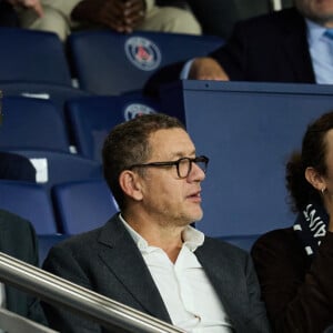 Lui même papa de quatre grands garçons.
Dany Boon et ses fils Mehdi et Eytan - People dans les tribunes du match de Ligue des champions entre le PSG et le Borussia Dortmund (2-0) au Parc des Princes à Paris le 19 septembre 2023. © Cyril Moreau/Bestimage