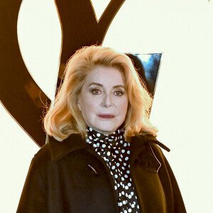 Catherine Deneuve - Défilé Saint Laurent collection femme automne-hiver 2024-2025 lors de la Fashion Week à Paris (PFW) le 27 février 2024. © Olivier Borde / Bestimage