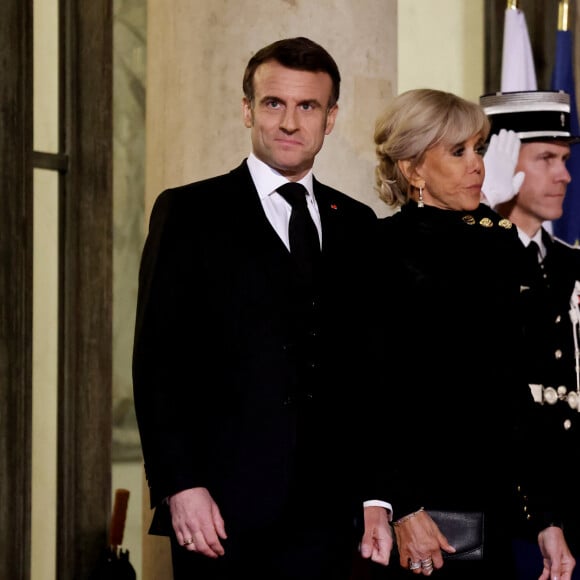 Le président Emmanuel Macron et sa femme Brigitte Macron - Arrivées au dîner d'état en l'honneur de l'Emir du Qatar au palais présidentiel de l'Elysée à Paris le 27 février 2024. © Dominique Jacovides / Bestimage