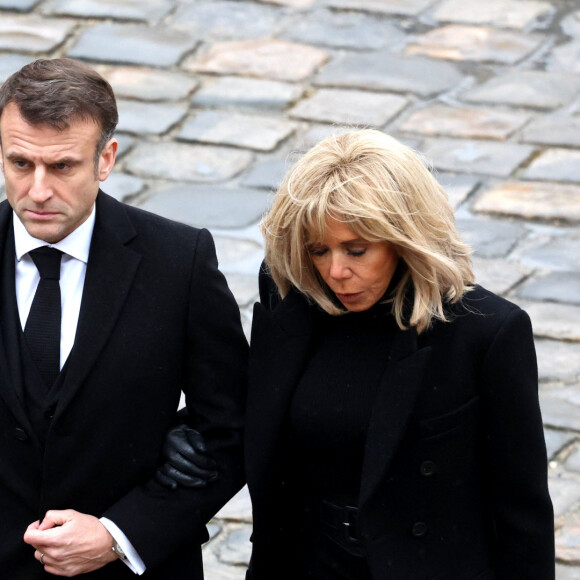 Le président de la République française Emmanuel Macron et sa femme la Première Dame Brigitte Macron - Cérémonie d'hommage national aux victimes françaises des attaques terroristes du 7 octobre en Israël dans la cour d'honneur de l'Hôtel national des Invalides, à Paris, France, le 7 février 2024. © Dominique Jacovides/Bestimage