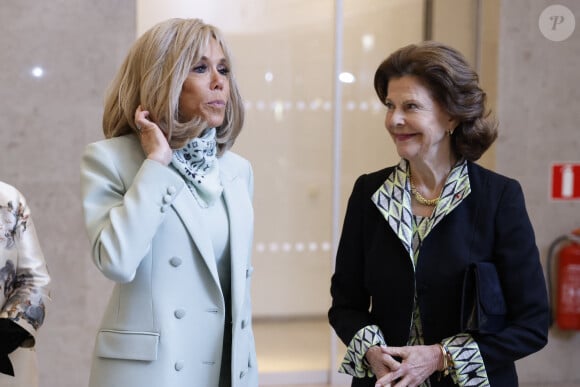 La reine Silvia de Suède et Brigitte Macron visitent le Musée d'Art Moderne à Stockholm le 30 janvier 2024.