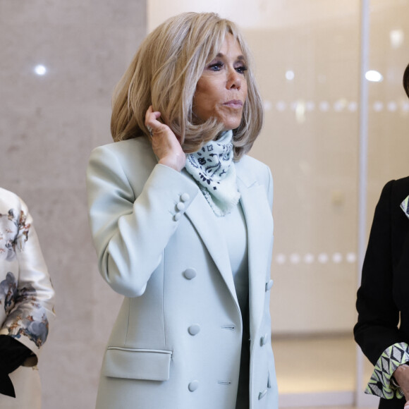 La reine Silvia de Suède et Brigitte Macron visitent le Musée d'Art Moderne à Stockholm le 30 janvier 2024.