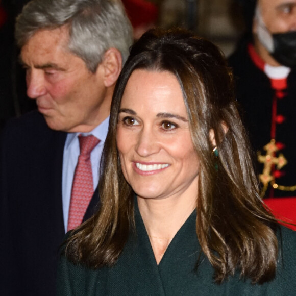Pippa Middleton - La famille royale arrive au service de chant communautaire "Together At Christmas" à l'abbaye de Westminster à Londres, le 8 décembre 2021.