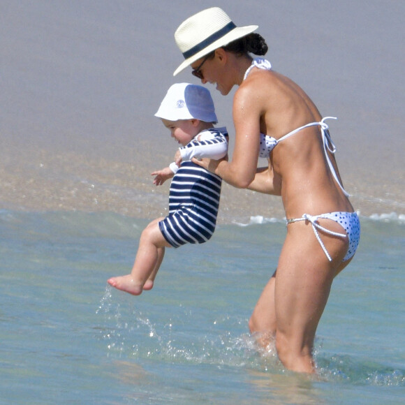 Pippa Middleton et son fils Arthur - Pippa Middleton se baigne dans les eaux bleues de Saint Barthélemy avec sa famille le 25 décembre 2019.