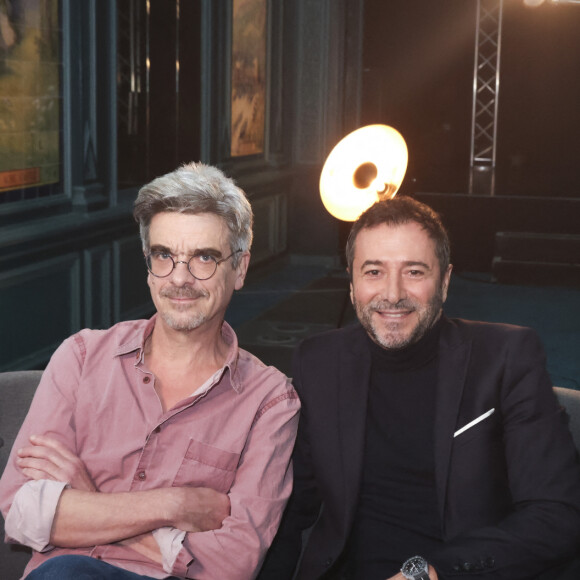 Confortablement assis dans le canapé de l'animateur, Philippe Decouflé sera prêt à dévoiler les secrets de sa compagnie DCA et de son show Stéréo Deluxe
Exclusif - Philippe Decouflé, Bernard Montiel - Enregistrement de l'émission "OlympiaScope", présentée par B.Montiel et diffusée le 2 mars 2024 sur Olympia TV, une chaîne du groupe Canal+ et en replay sur myCANAL. Le 5 décembre 2023 © Jack Tribeca / Bestimage 